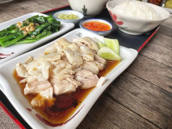 Tavuklu pilav ve Singapur yemeği.