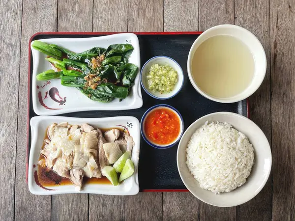 Tavuklu pilav ve Singapur yemeği.