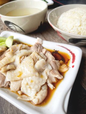 Tavuklu pilav ve Singapur yemeği.