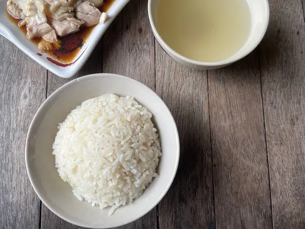 Tavuklu pilav ve Singapur yemeği.