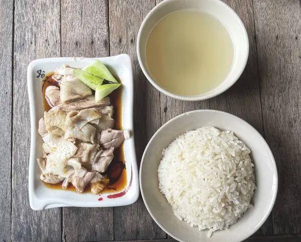 Tavuklu pilav ve Singapur yemeği.