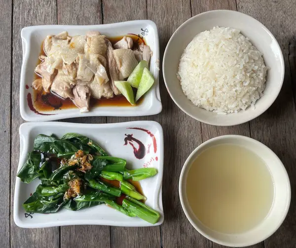 Tavuklu pilav ve Singapur yemeği.