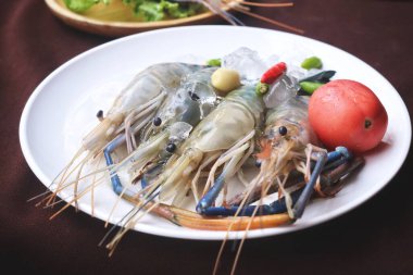 Tabakta çiğ taze karides