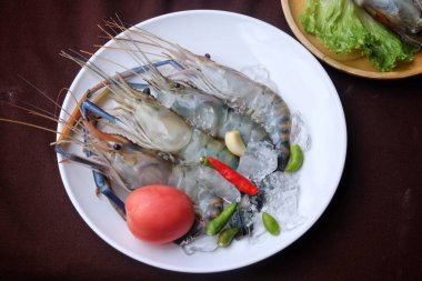 Tabakta çiğ taze karides