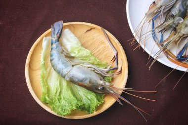 Tabakta çiğ taze karides