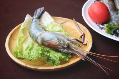 Tabakta çiğ taze karides