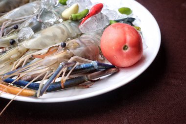 Tabakta çiğ taze karides