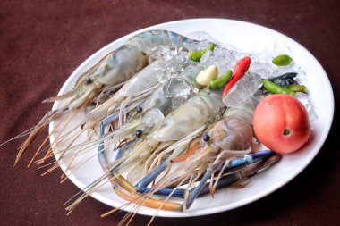 Tabakta çiğ taze karides