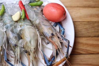 Tabakta çiğ taze karides