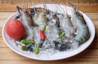 Tabakta çiğ taze karides