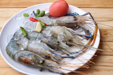 Tabakta çiğ taze karides