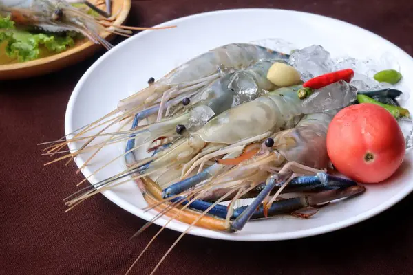 Tabakta çiğ taze karides