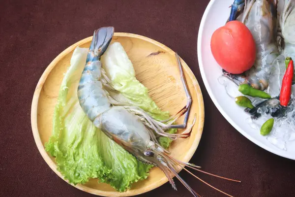 Tabakta çiğ taze karides