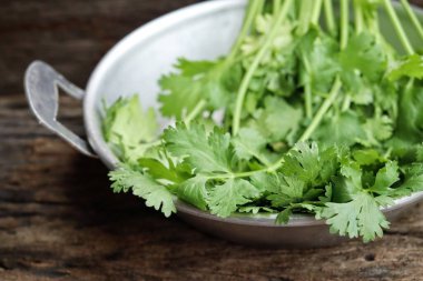 Kişniş baharatlı bitkiyi kapat.