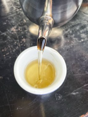 Çaydanlık ve bardak dolduruyorum.