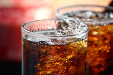 buz küpleri ile Cola İçecek