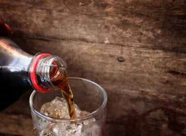 buz küpleri ile Cola İçecek