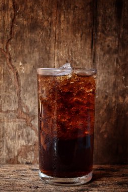 buz küpleri ile Cola İçecek