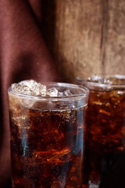 buz küpleri ile Cola İçecek