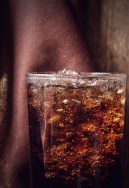 buz küpleri ile Cola İçecek