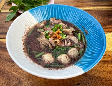 Pho bo erişte ve et suyu çorbası.