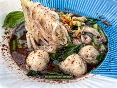 Pho bo erişte ve et suyu çorbası.