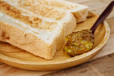 Reçelli reçelli tost ekmeği.