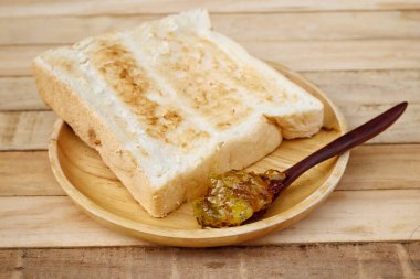 Reçelli reçelli tost ekmeği.