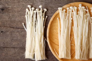 Altın iğneli mantar. Yaklaş.