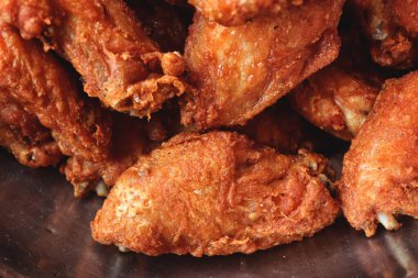 Kızarmış tavuk kanadı abur cubur.