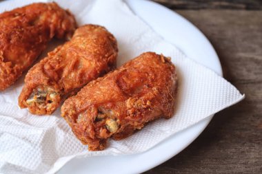 Kızarmış tavuk kanadı abur cubur.