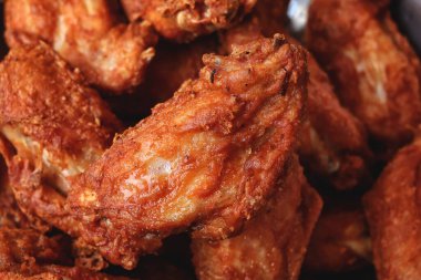 Kızarmış tavuk kanadı abur cubur.