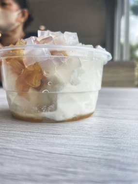 Hindistan cevizi sütlü dondurma Tayland usulü.