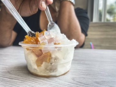 Hindistan cevizi sütlü dondurma Tayland usulü.