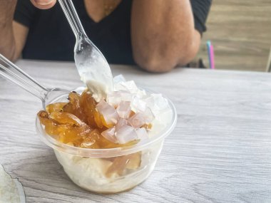 Hindistan cevizi sütlü dondurma Tayland usulü.