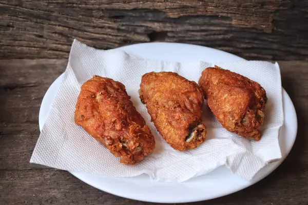 Kızarmış tavuk kanadı abur cubur.
