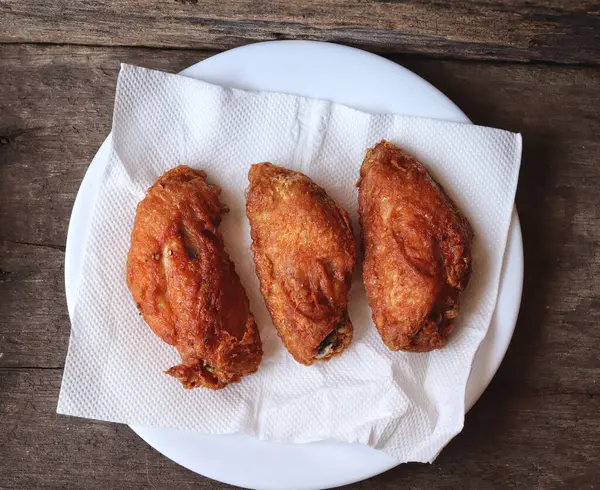 Kızarmış tavuk kanadı abur cubur.