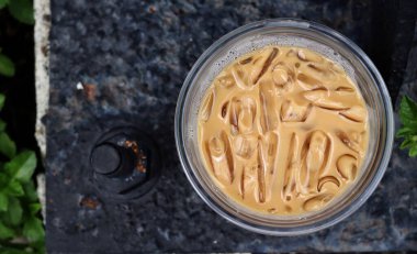 Buzlu kahve ve sütlü latte.