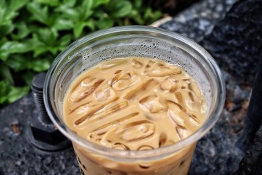 Buzlu kahve ve sütlü latte.