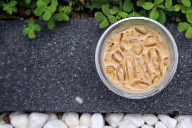 Buzlu kahve ve sütlü latte.