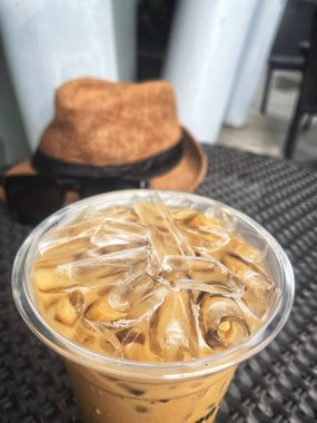 Sütlü ve şapkalı buzlu kahve.