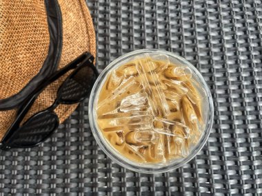 Sütlü ve şapkalı buzlu kahve.