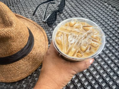 Sütlü sütlü buzlu kahve.