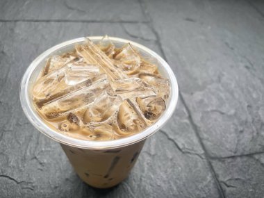 Buzlu kahve ve sütlü latte.