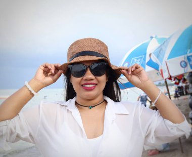 Asyalı kadın sahilde mutlu bir gülümseme