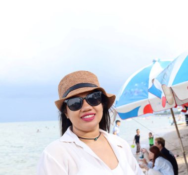 Asyalı kadın sahilde mutlu bir gülümseme