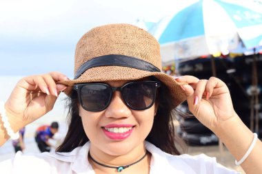 Asyalı kadın sahilde mutlu bir gülümseme