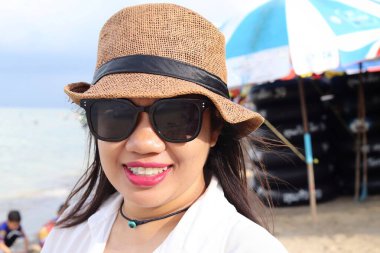 Asyalı kadın sahilde mutlu bir gülümseme