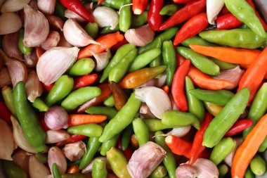 Sarımsaklı kırmızı ve yeşil biber.