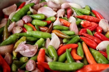 Sarımsaklı kırmızı ve yeşil biber.